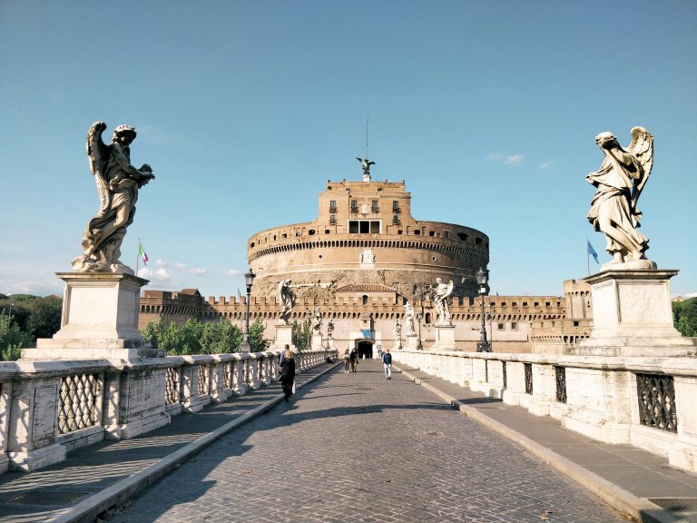 Loop over de Engelenbrug in Rome